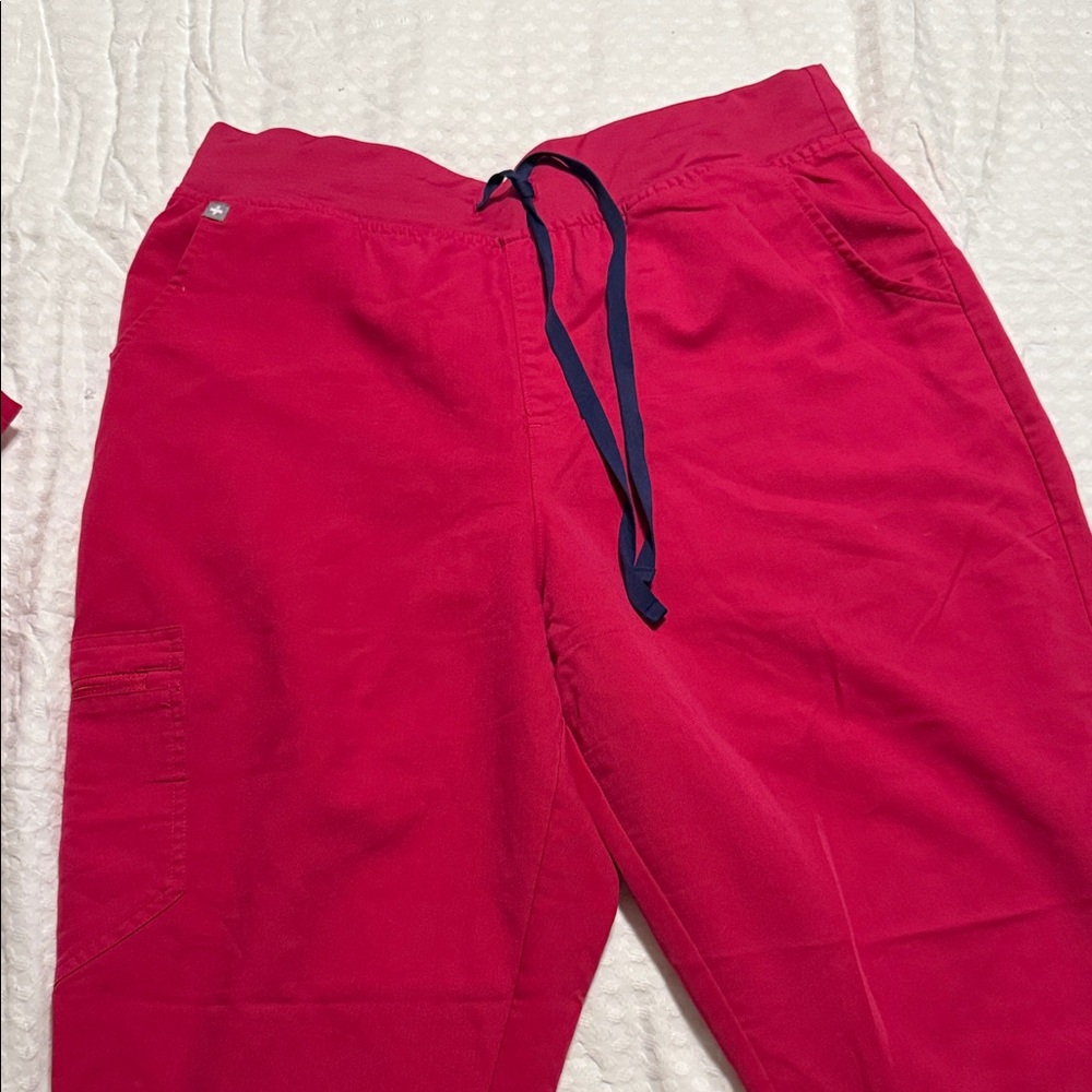 Figs hot pink scrub set